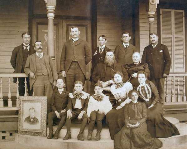 jhdFam.jpg (34800 bytes)